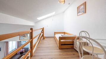 2 bedrooms, travel crib, WiFi