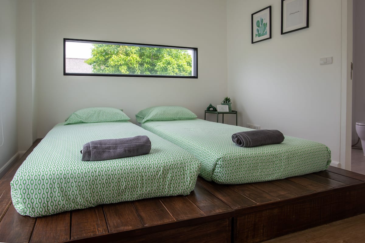 3 bedrooms, premium bedding, desk, iron/ironing board