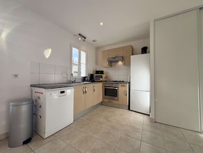 Fridge, microwave, oven, stovetop - Semi-detached house 4 rooms with enclosed garden - Saint Denis d'Oléron (Saint-Denis-d'Oléron)