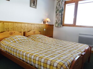 2 bedrooms, bed sheets