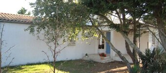 Modern villa near the sea, sleeps 8, parking, garden, and terrace