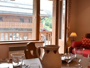 Interior - Cozy Mountain Studio, Sleeps 4, Near Méribel Center, Balcony, and Ski Access (Méribel)