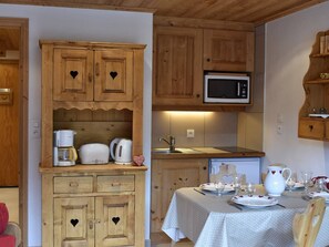 Kühlschrank, Mikrowelle, Herdplatte, Esstisch