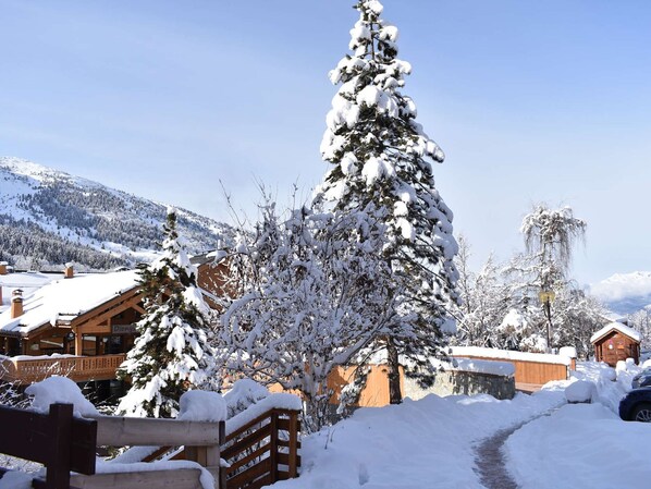 Property grounds - Cozy Mountain Studio, Sleeps 4, Near Méribel Center, Balcony, and Ski Access (Méribel)