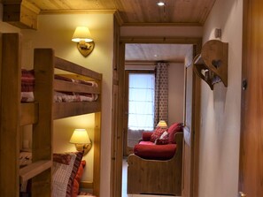 Room - Cozy Mountain Studio, Sleeps 4, Near Méribel Center, Balcony, and Ski Access (Méribel)