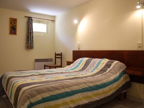 2 bedrooms - 3-room house near La Cotinière port, terrace (Saint-Pierre-d'Oléron-La Cotinière)