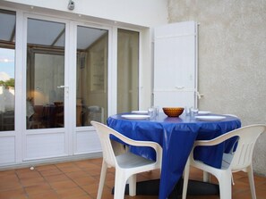 Outdoor dining - 3-room house near La Cotinière port, terrace (Saint-Pierre-d'Oléron-La Cotinière)