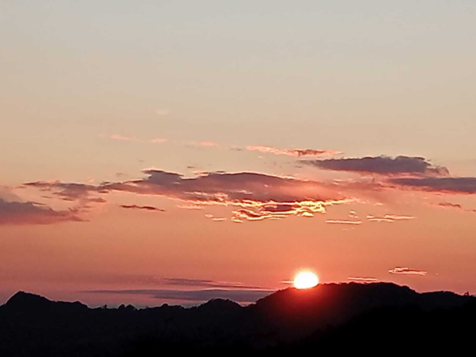 Un atardecer sobre una cordillera.