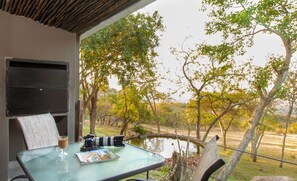 Terrace/patio - AtNature Luxury Self Catering Cottages (Mbombela)