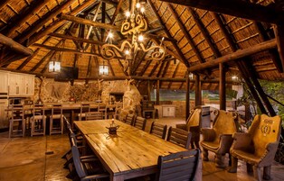 Desayuno completo diario (ZAR 120 por persona)