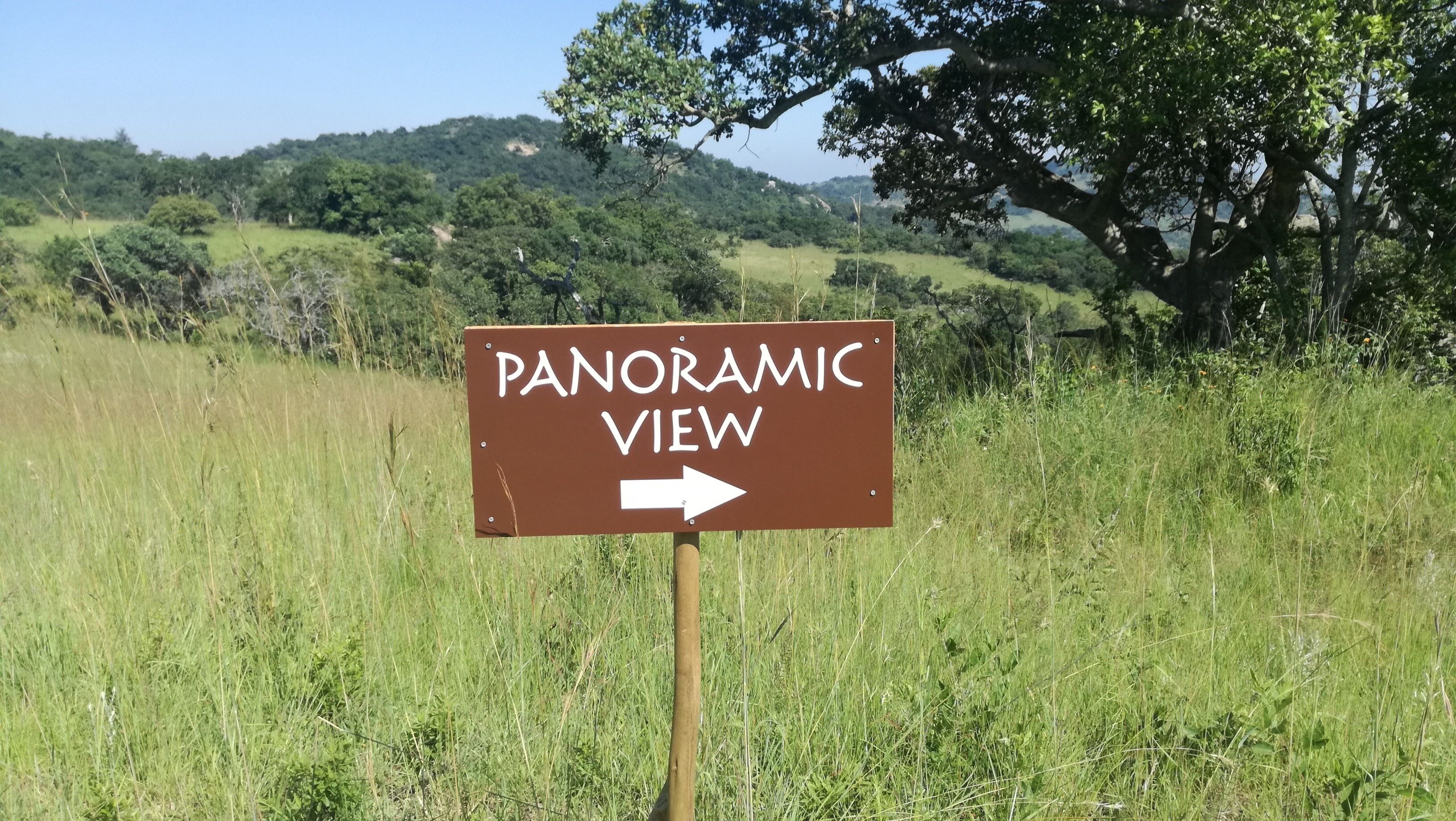 A sign indicating a panoramic view direction.