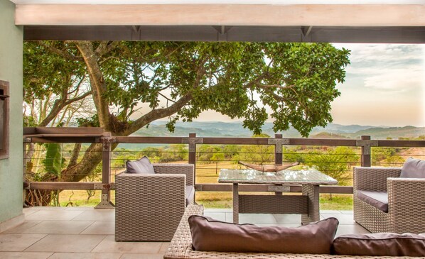 Luxury-Ferienhaus, 2 Schlafzimmer, Bergblick | Terrasse/Patio