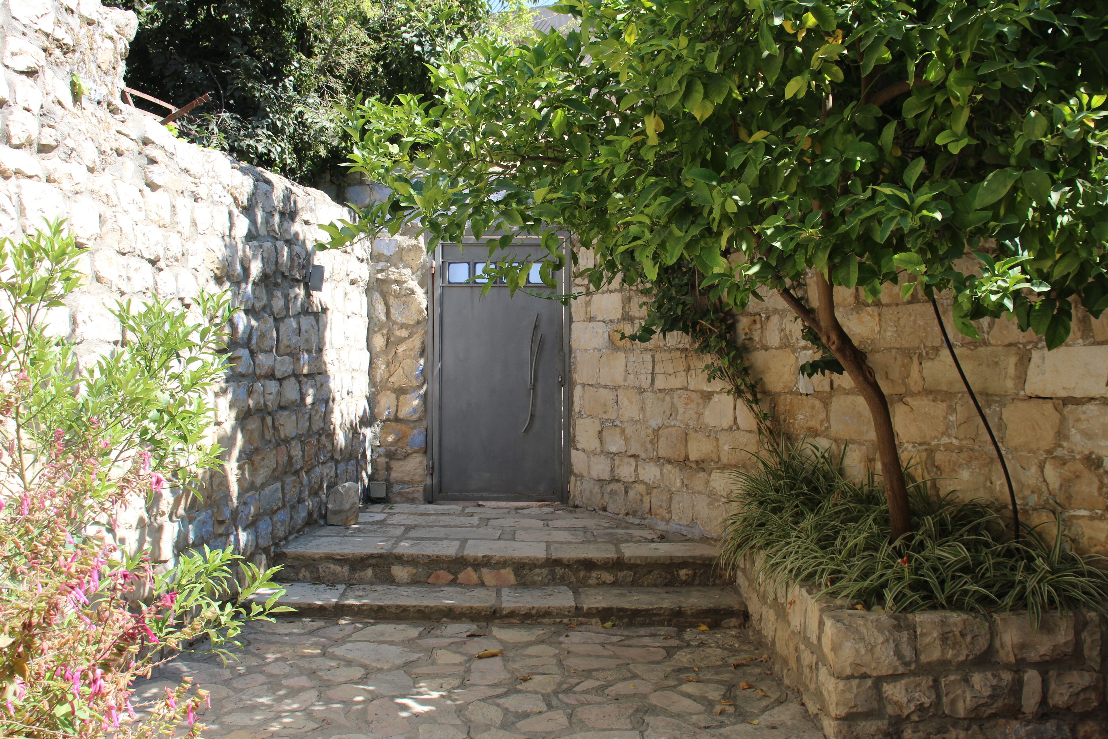 Vista frontal de la propiedad