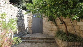 Vista frontal de la propiedad