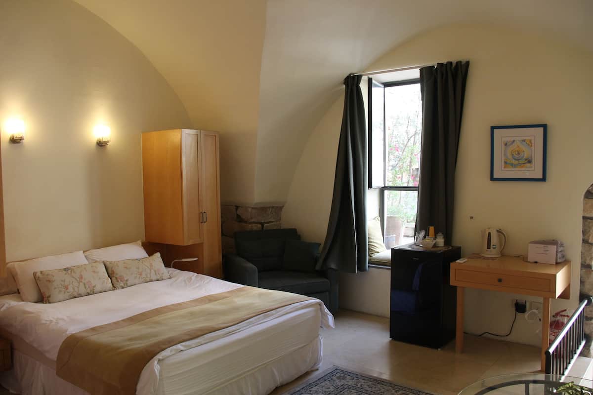 Habitación ejecutiva, no fumadores, bañera de hidromasaje | 1 dormitorio, ropa de cama de alta calidad, decoración individual