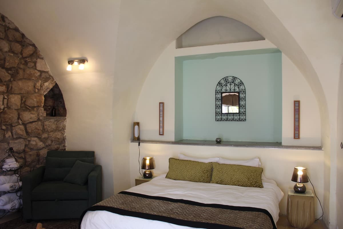 Habitación clásica, no fumadores, vistas al patio | 1 dormitorio, ropa de cama de alta calidad, decoración individual