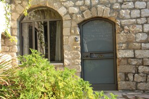 Classic Room, Non Smoking, Courtyard View | Premium bedding, individually decorated, individually furnished, desk
