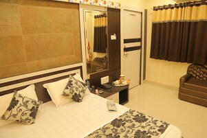 Habitación triple Deluxe, 1 habitación | Escritorio, cortinas opacas, sistema de insonorización y wifi gratis