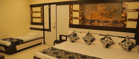 Junior Room, 1 Bedroom | Desk, blackout curtains, soundproofing, free WiFi