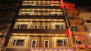 Un edificio de varios pisos con un letrero llamativo que dice "HOTEL ROYAL AMER".