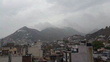 Una zona urbana densamente poblada con edificios y una montaña al fondo.