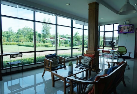 Lobby sitting area. Thungchanghill Resort