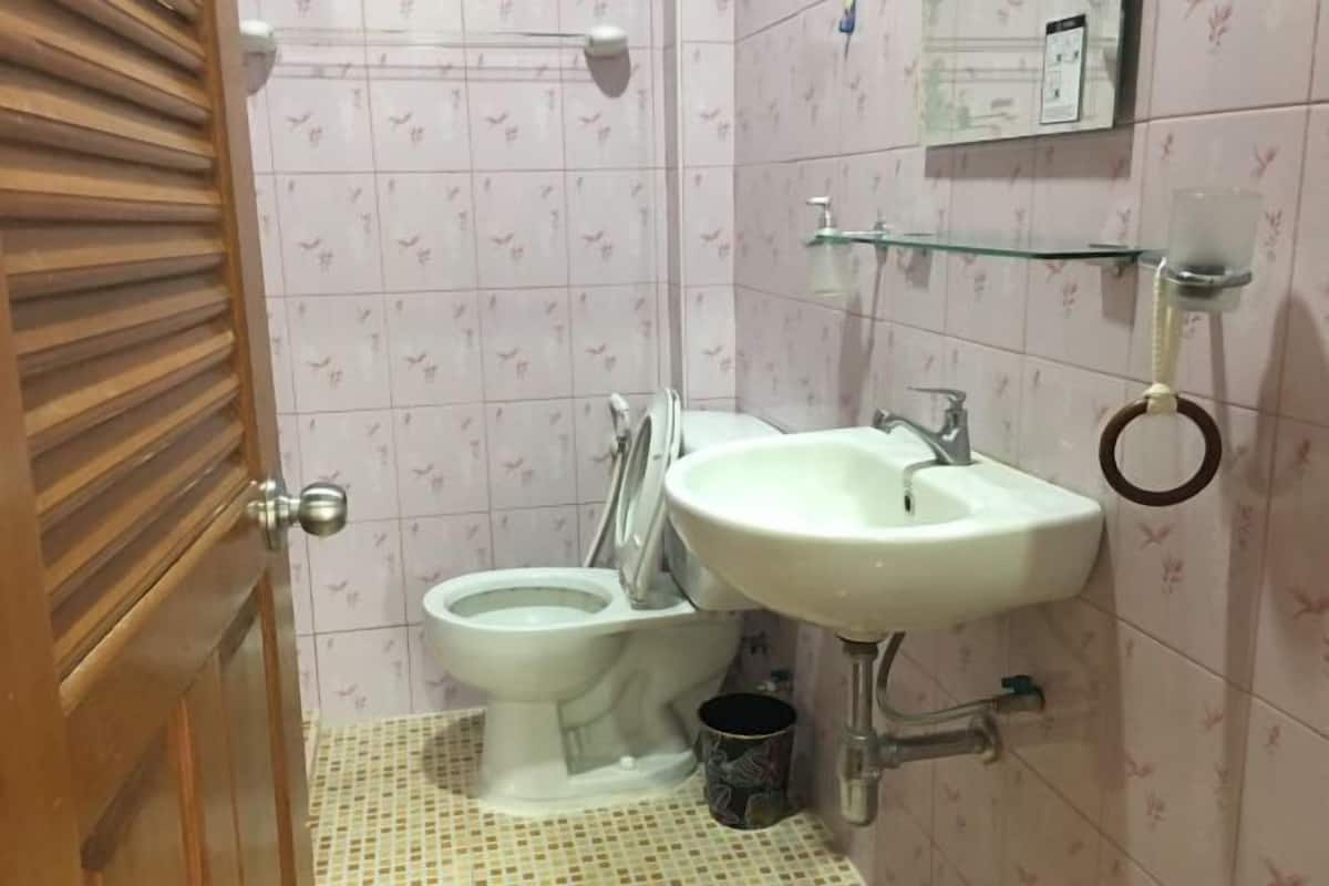 Shower, rainfall showerhead, free toiletries, hair dryer