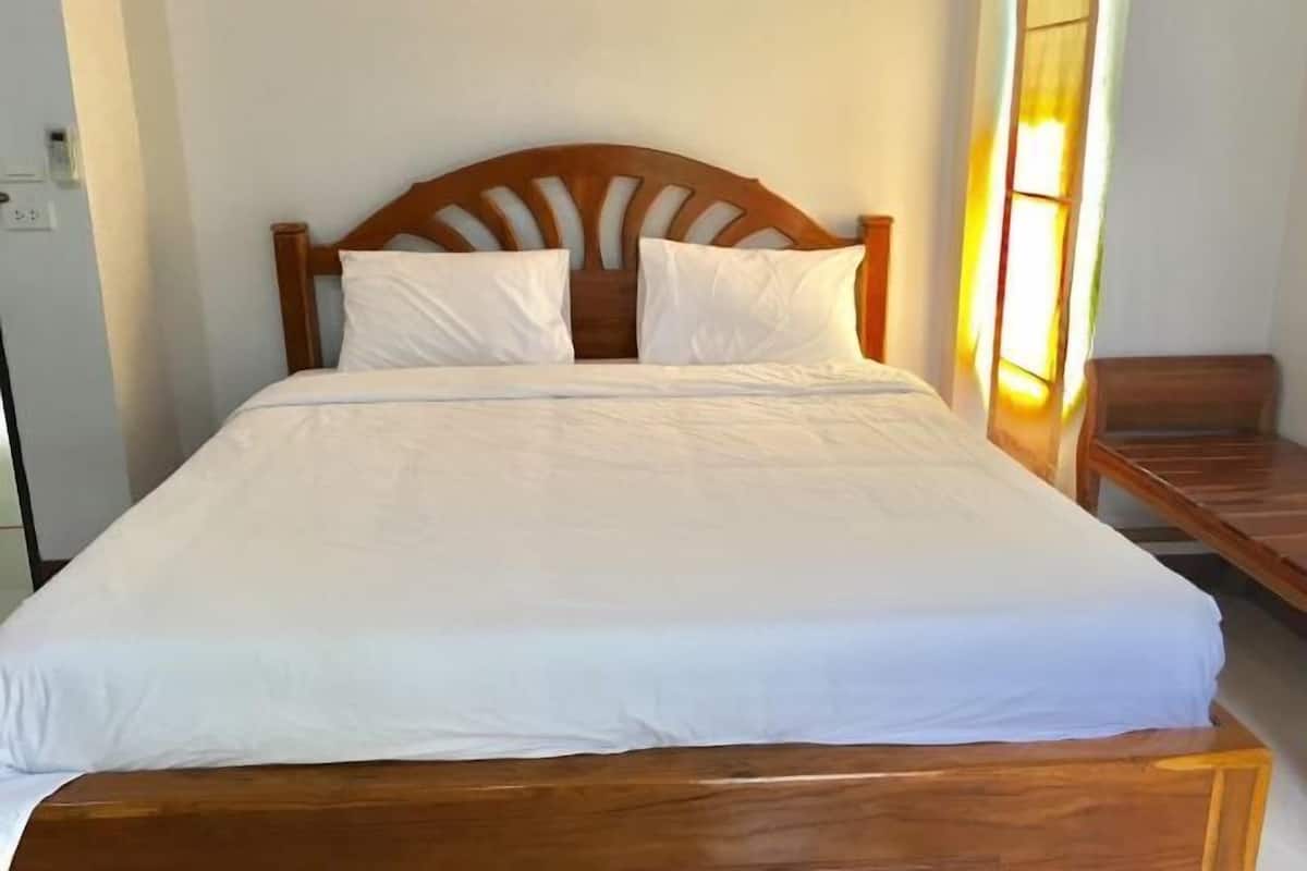 Individually furnished, desk, laptop workspace, free WiFi