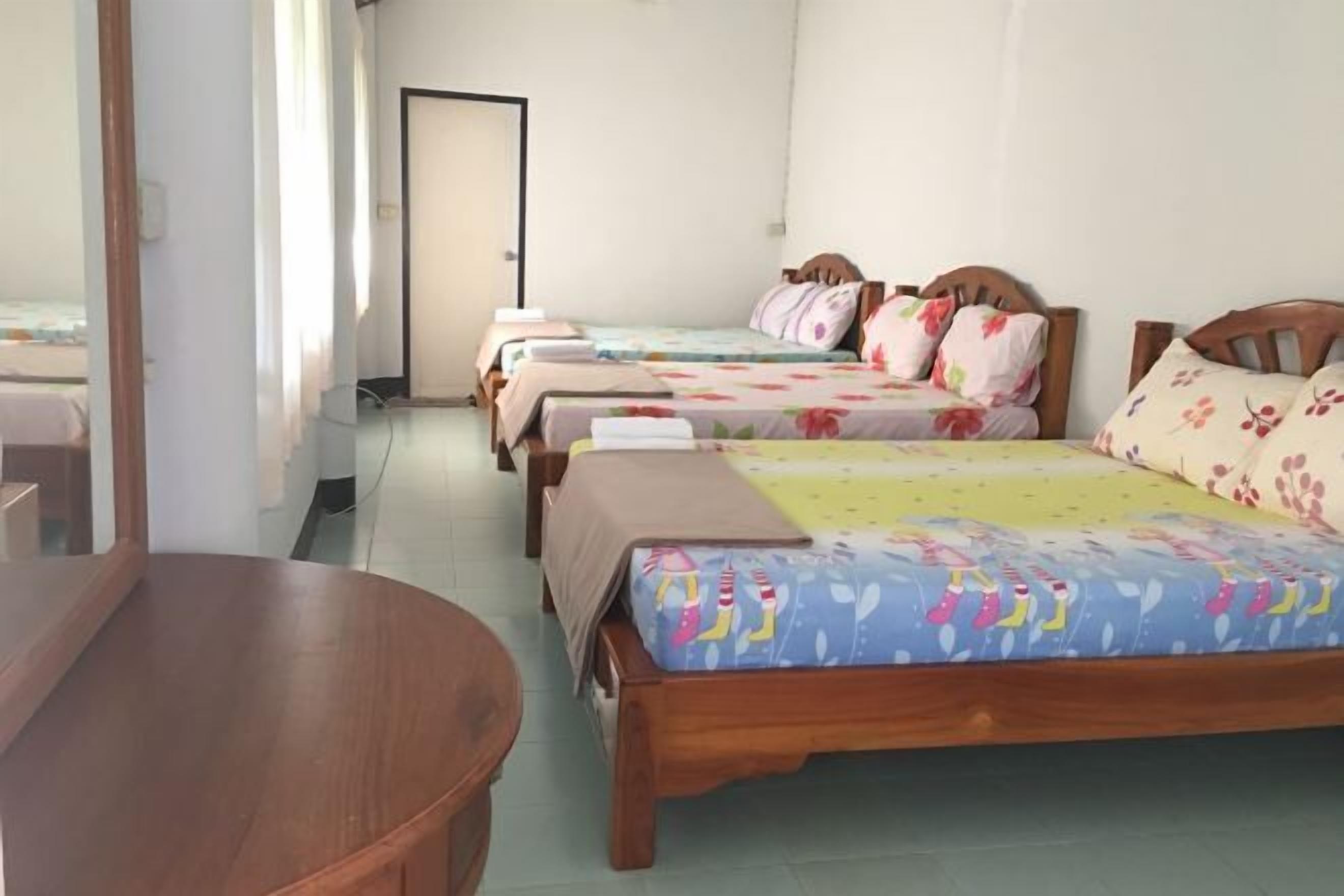 特色家居、办公桌、笔记本电脑工作区、免费 WiFi