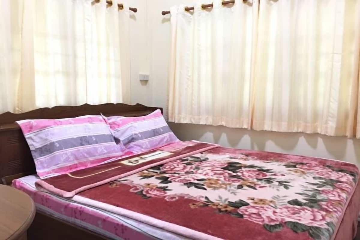 Individually furnished, desk, laptop workspace, free WiFi