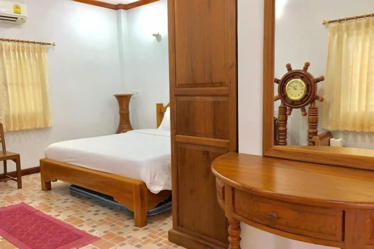 Individually furnished, desk, laptop workspace, free WiFi