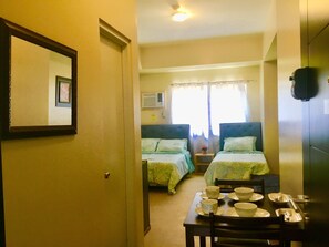 Estúdio família | Escrivaninha, espaço de trabalho para notebook