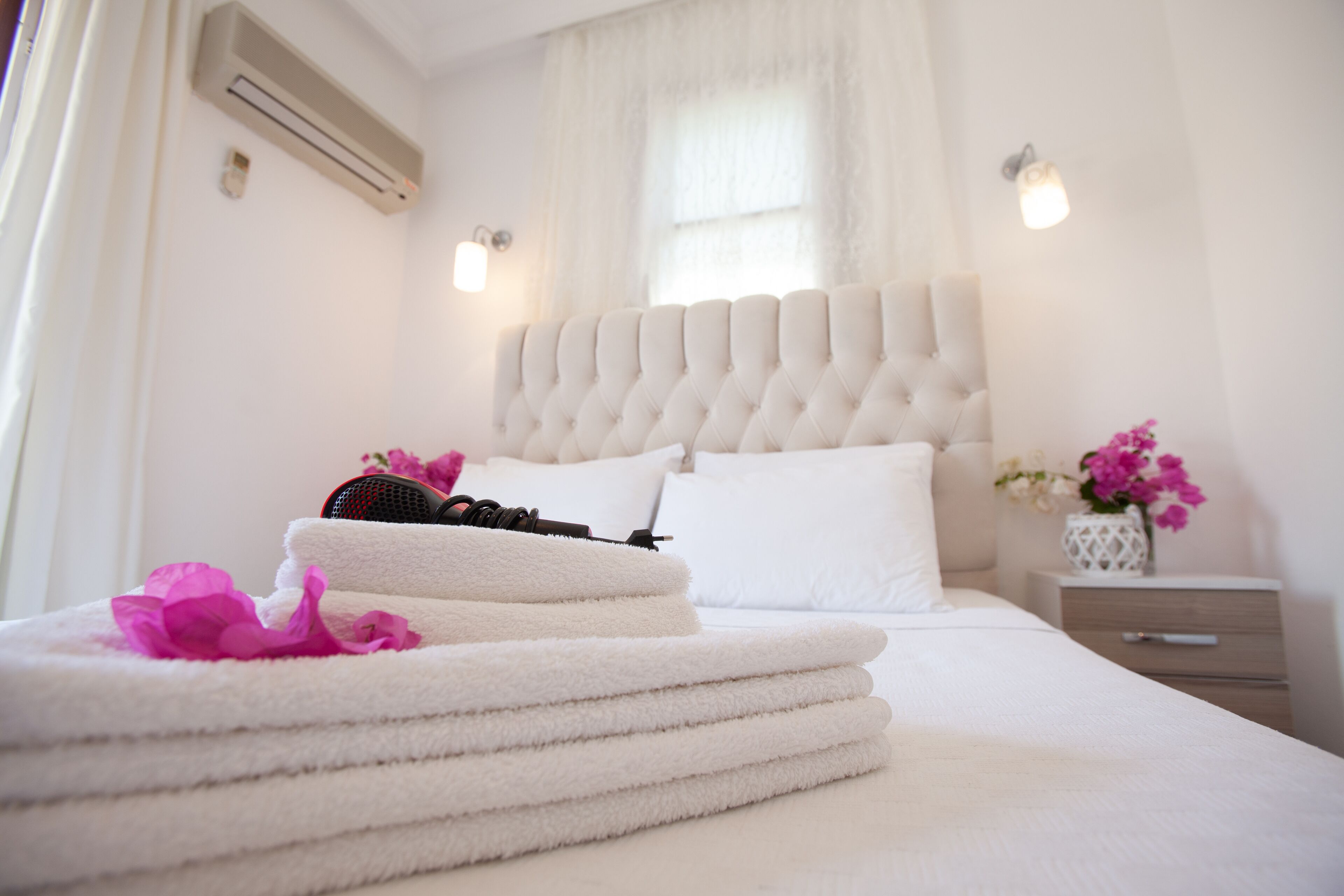 standard double room | in-room safe, individually decorated, individually furnished