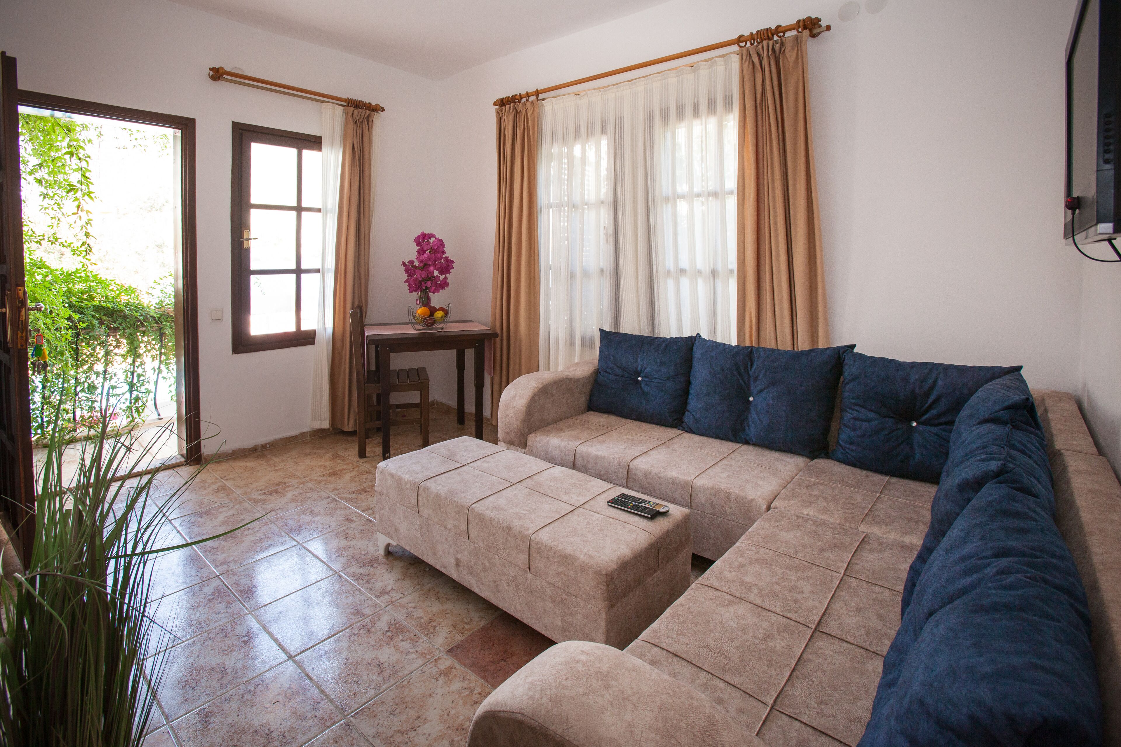 standard condo, 1 bedroom | living area