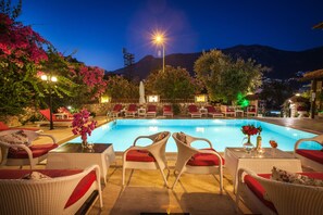 Piscine extérieure, chaises longues
