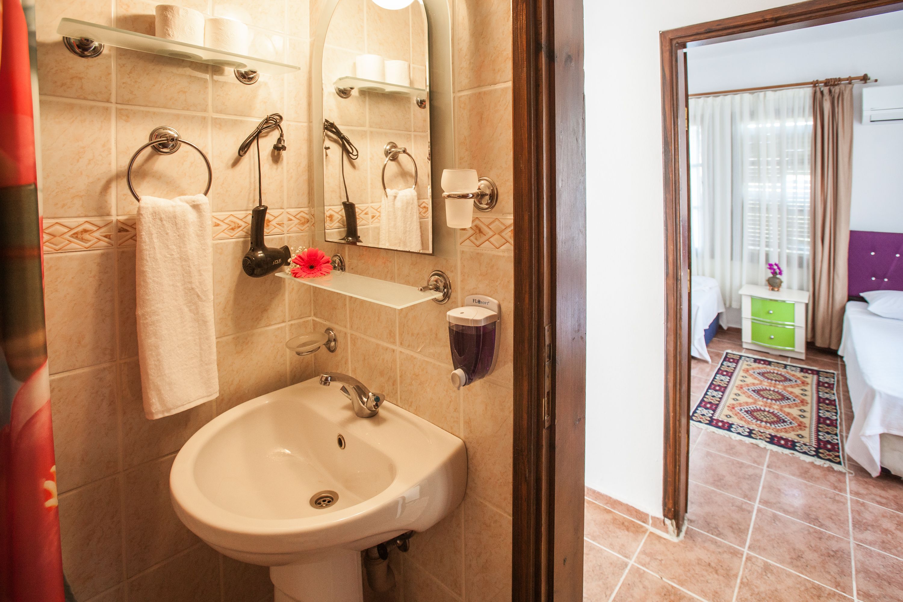 apartment, 2 bedrooms | bathroom | shower, hair dryer, towels, shampoo