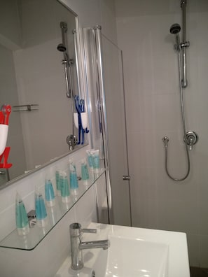 Suite Junior, terrasse | Salle de bain | Douche, articles de toilette gratuits, serviettes fournies