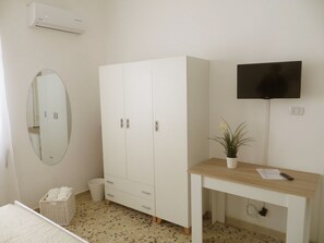 Habitació quàdruple familiar, planta baixa | Escriptori, planxa i posts de planxar i bressols gratuïts 