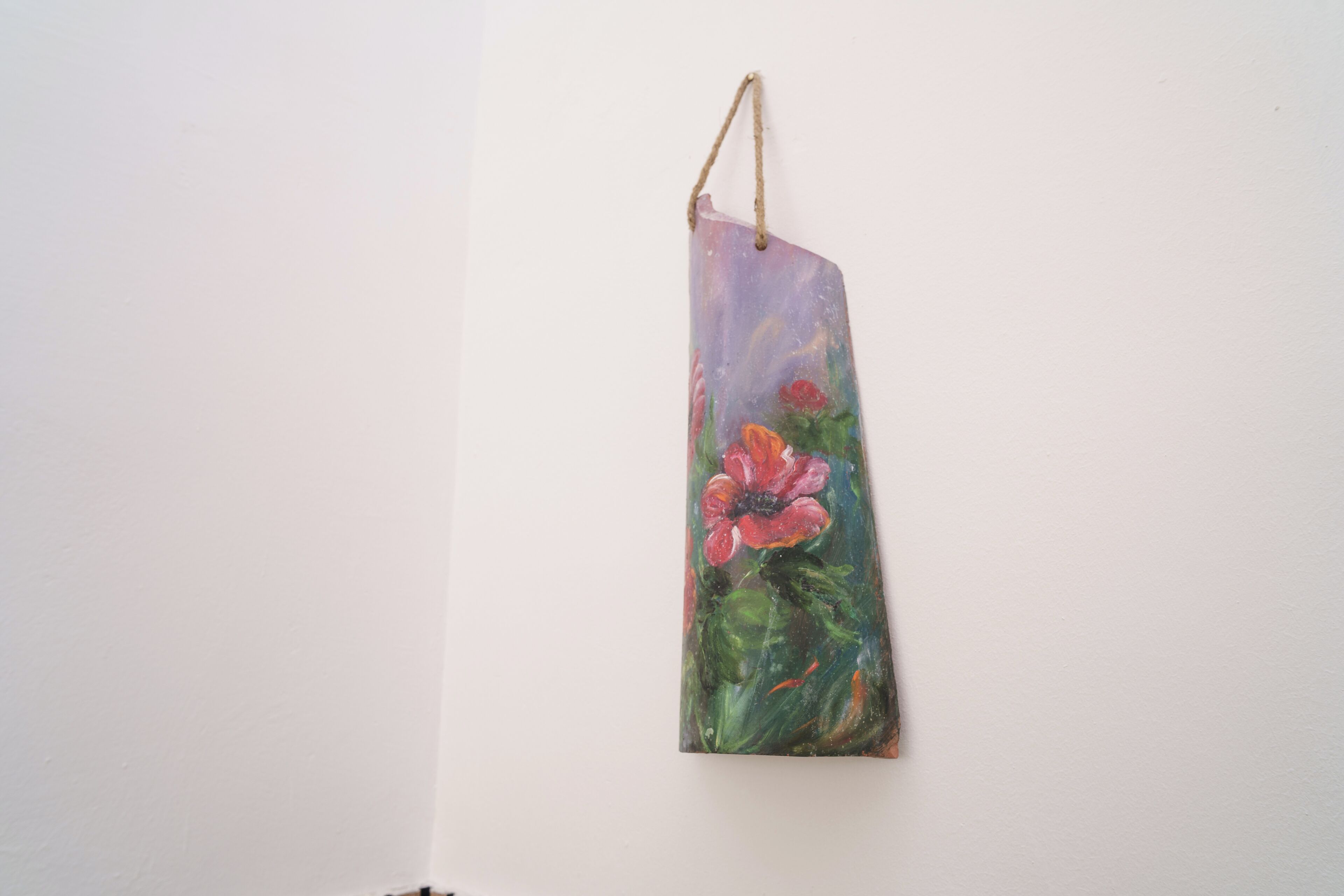 Een aan de muur bevestigd object met een bloemenmotief.