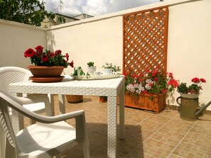 Family Quadruple Room, Garden View, Garden Area | Terrace/patio - B&B Il Geranio (Calimera)