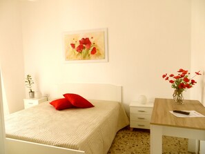 Escritorio, tabla de planchar con plancha y cunas gratuitas