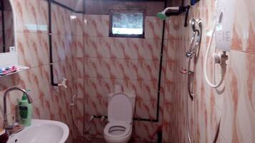 Basic House, 3 Bedrooms | Bathroom | Shower, free toiletries