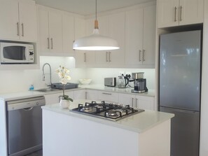 Shared fridge, microwave, stovetop, cookware/dishes/utensils - Breeze in (L'Agulhas)