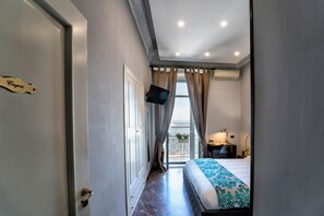 Superior-Doppelzimmer, Buchtblick | Laptopgeeigneter Arbeitsplatz, kostenloses WLAN
