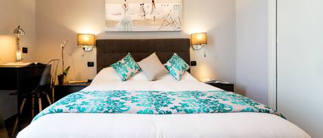 Habitación doble superior, vistas a la bahía | Espacio para trabajar con un portátil y wifi gratis