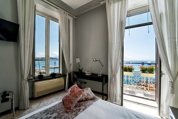 Habitación Deluxe doble, baño privado, vistas a la bahía | Espacio para trabajar con un portátil y wifi gratis