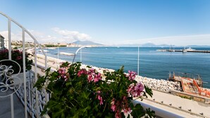 A balcony with a view of the sea, a mountainous backdrop, and a clear sky. - Seaside Caracciolo (Naples)