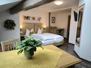 Desk, laptop workspace, iron/ironing board, free WiFi - Am Treidelpfad (Hassmersheim)