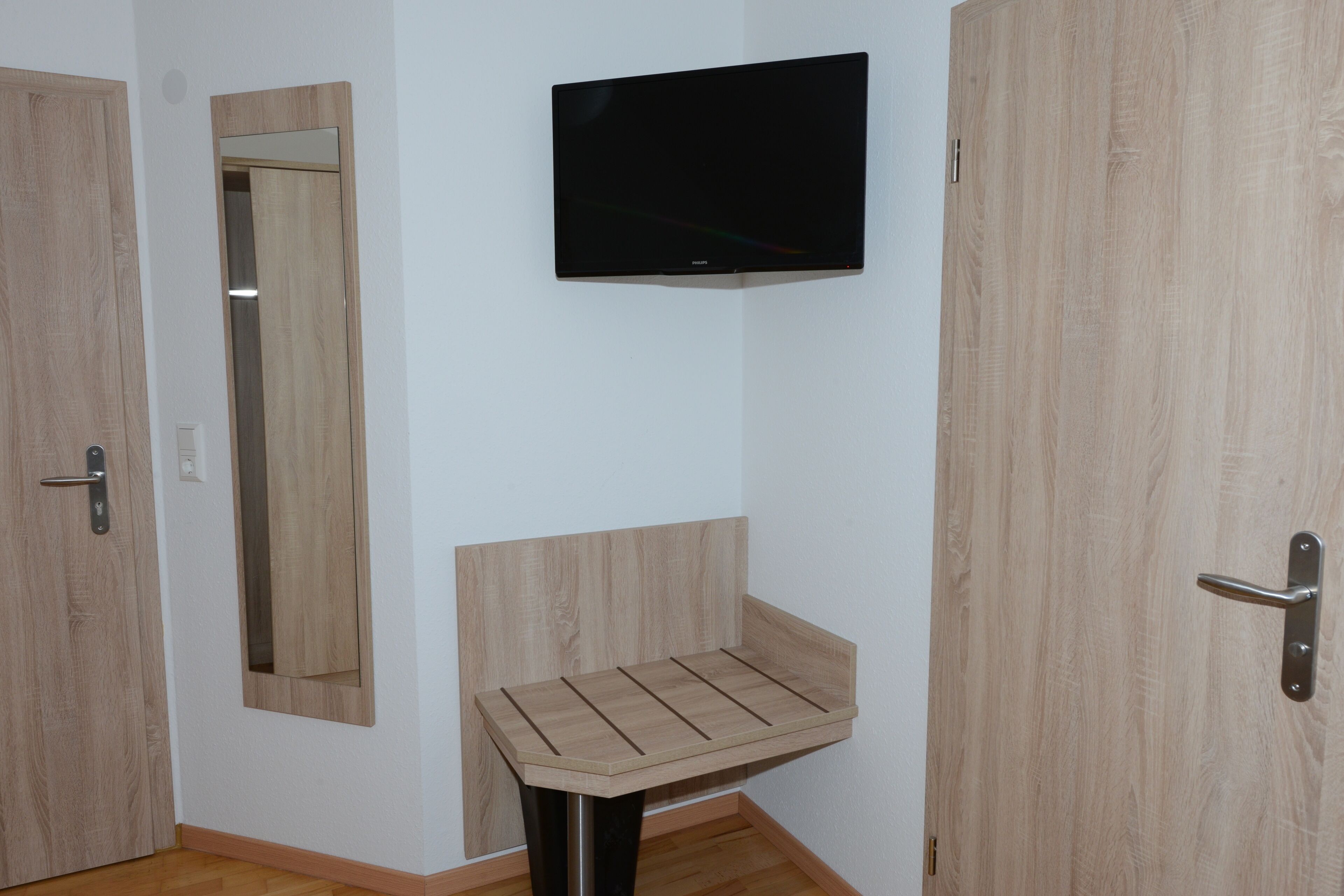 Habitación individual Confort | Escritorio y espacio para trabajar con laptop 