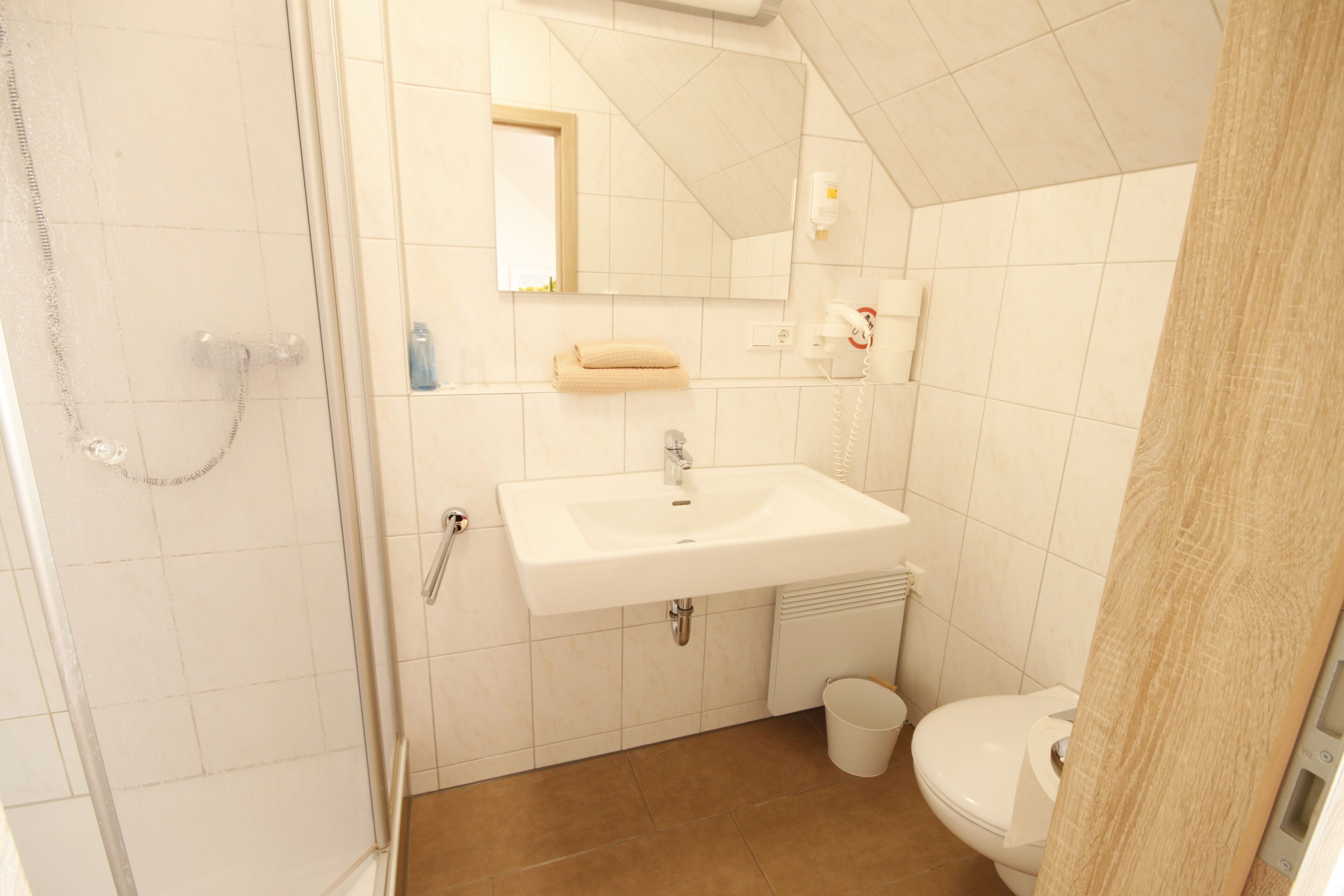 standard single room | bathroom | shower, hair dryer, towels